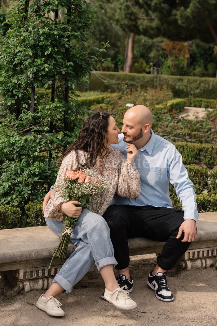 Proposal at Retiro Park involving an Italian couple