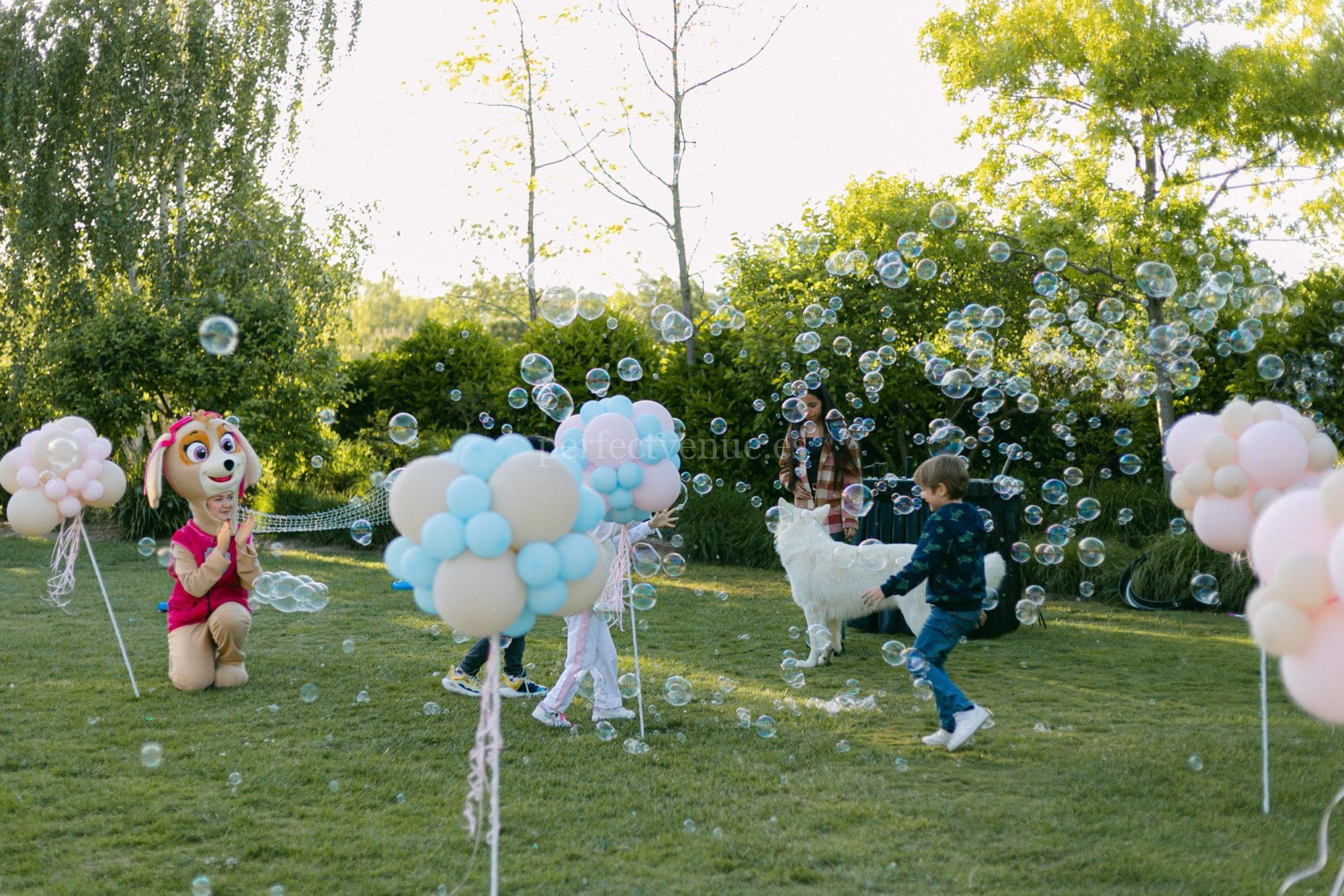 Decoración con globos y juego de pompas / Photo via Weddings and Events by Natalia Ortiz