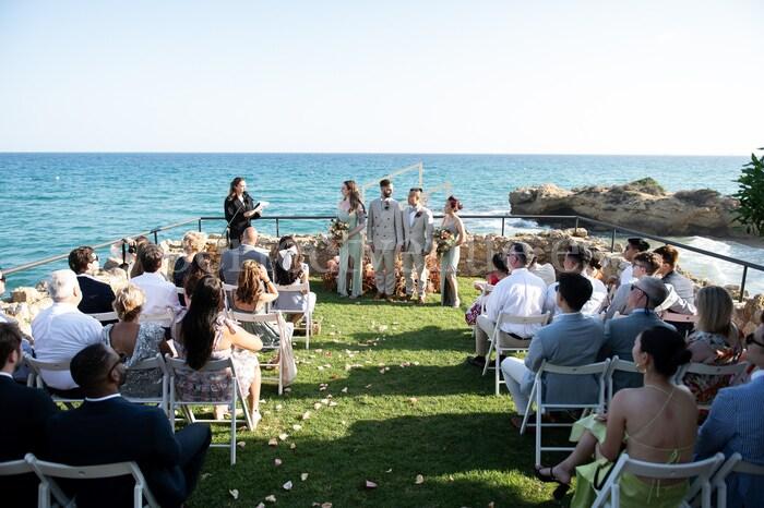 Boda minimalista al aire libre / Photo via Natalia Ortiz Events.