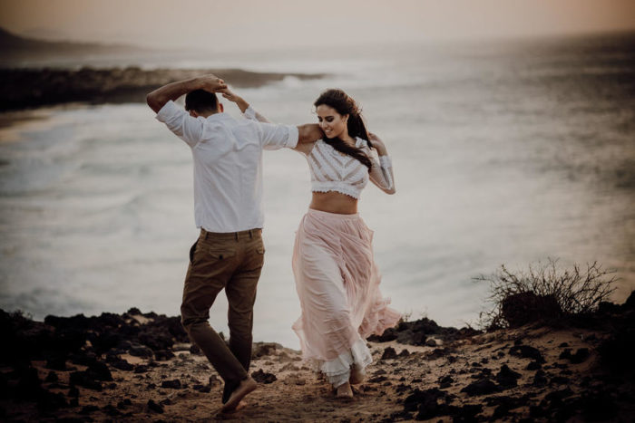Pareja en Lanzarote / Photo via Weddings and Events by Natalia Ortiz