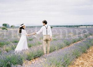 Sesión fotográfica en campo de lavandas / Photo via Weddings and Events by Natalia Ortiz