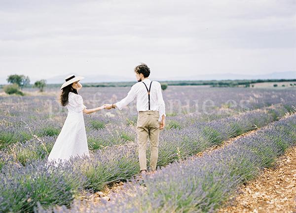 Sesión fotográfica en campo de lavandas / Photo via Weddings and Events by Natalia Ortiz