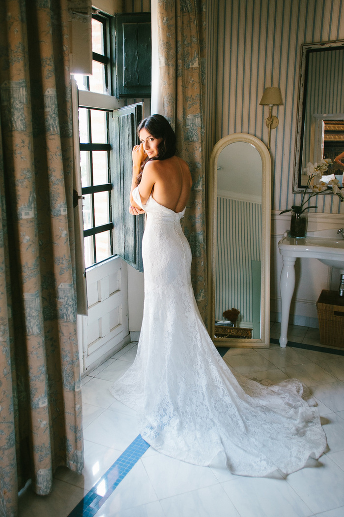 Vestido de novia con tendencia demure Photo via: Weddings and Events by Natalia Ortiz