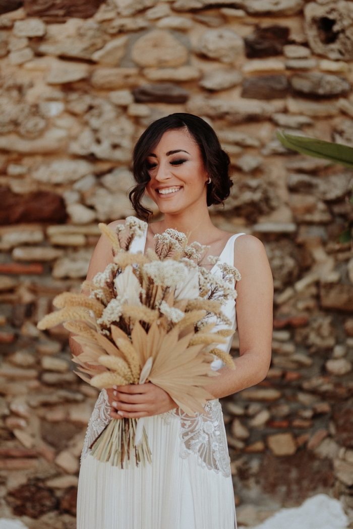 Ramo de novia con tonos nude / Restaurante Nacarum. Photo via: Weddings and Events by Natalia Ortiz