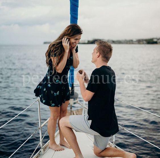Marriage proposal in a yacht / Photo via Pinterest