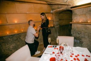 Pedida de mano en restaurante / Weddings and Events by Natalia Ortiz