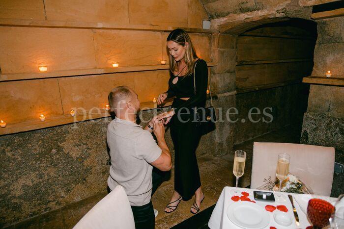 Marriage proposal in a private dinner at a restaurant / Photo via Weddings and Events by Natalia Ortiz