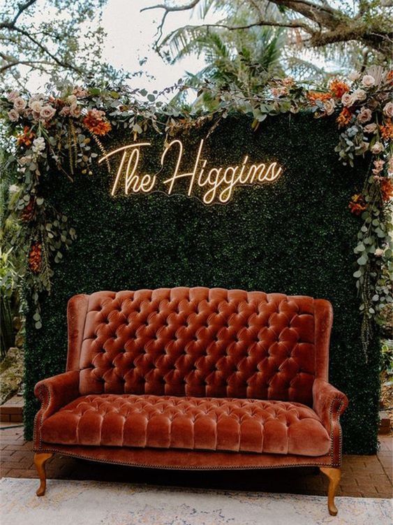 Photocall con neón personalizado / Photo via Pinterest