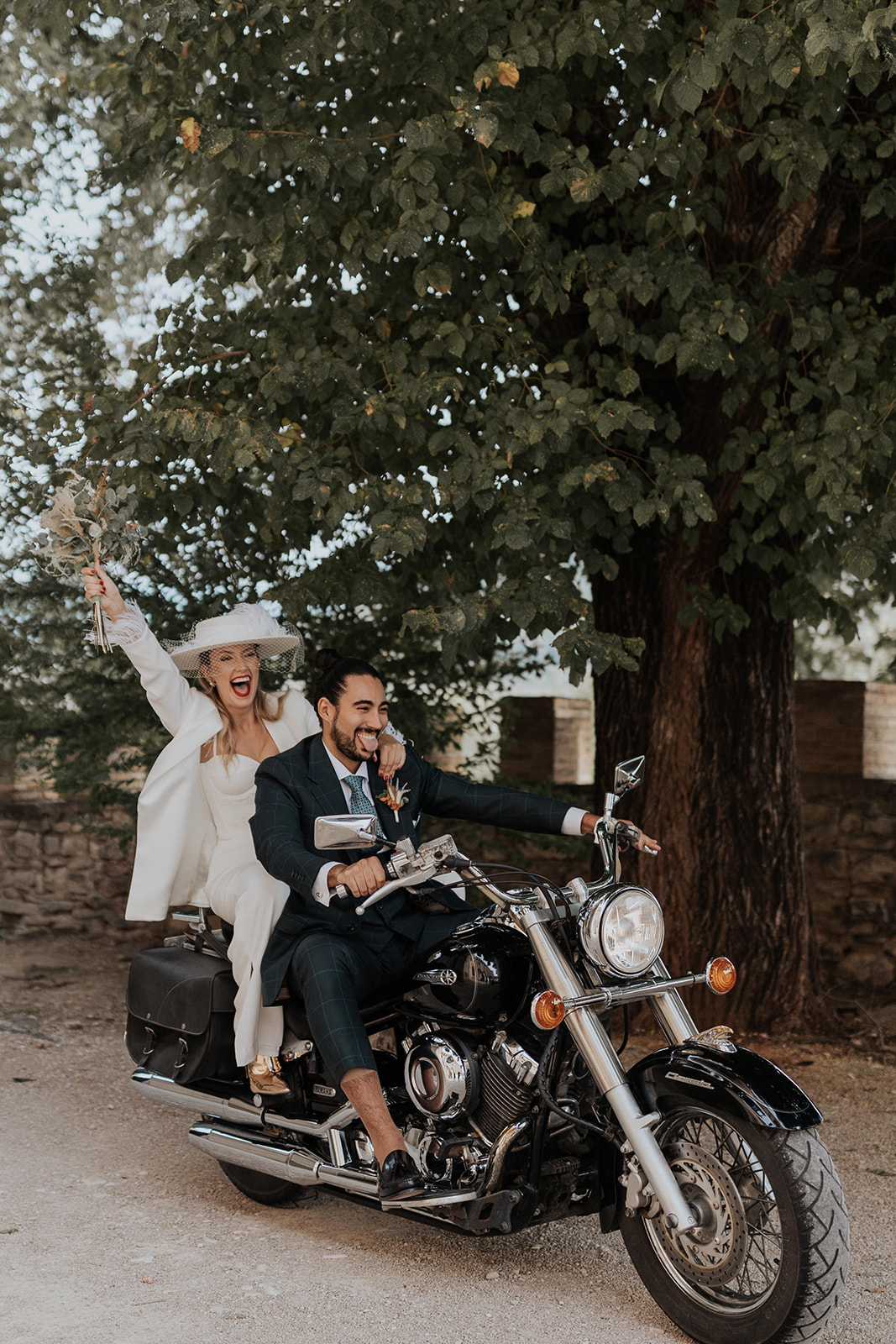 Llegada de novios al altar en tándem / Photo via @garasevilla