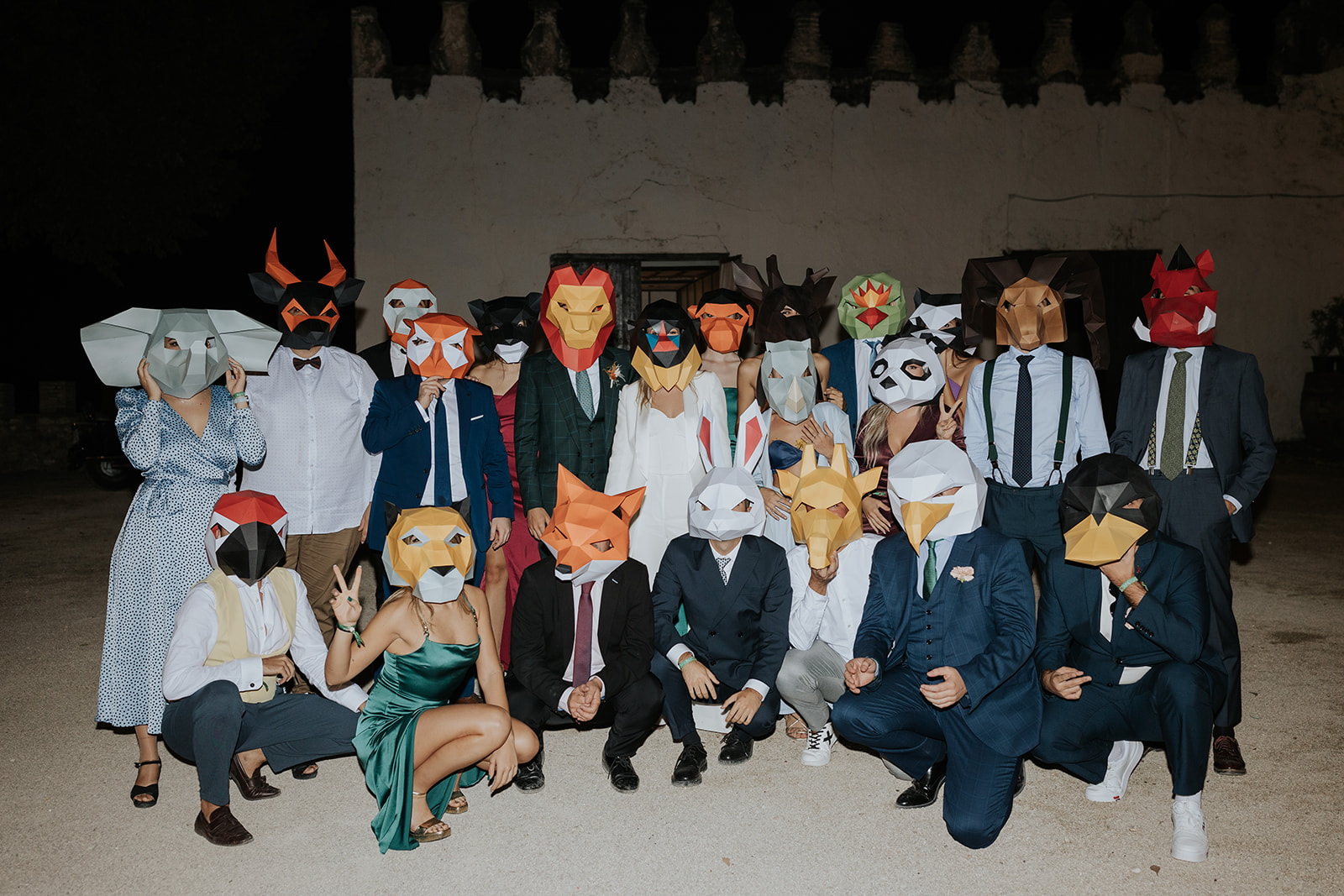 Novios e invitados con cabezas de animales / Photo via @garasevilla