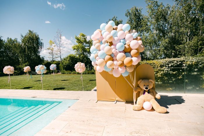 Photocall con globos y osito / Photo via Weddings and Events by Natalia Ortiz