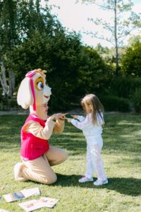 Juegos con cabezudos de Paw Patrol / Photo via Weddings and Events by Natalia Ortiz