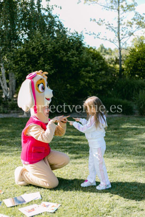 Juegos con cabezudos de Paw Patrol / Photo via Weddings and Events by Natalia Ortiz