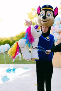 Juegos con cabezudos de Paw Patrol y piñata / Photo via Weddings and Events by Natalia Ortiz