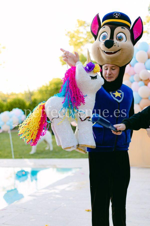 Juegos con cabezudos de Paw Patrol y piñata / Photo via Weddings and Events by Natalia Ortiz