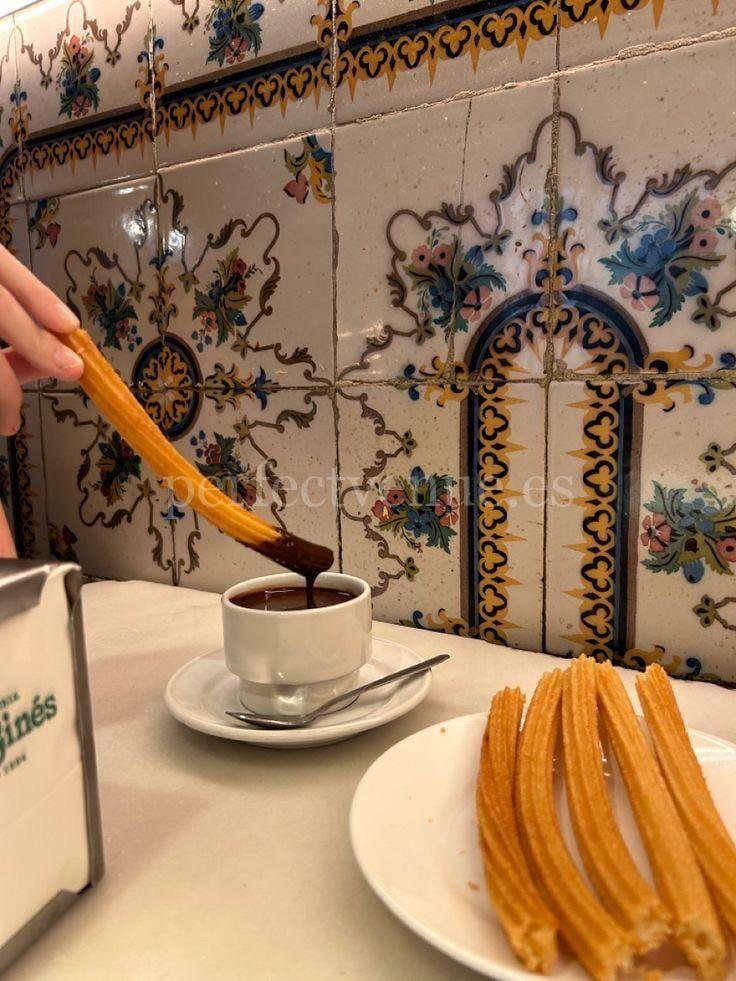 Churros con chocolate / Photo via Pinterest