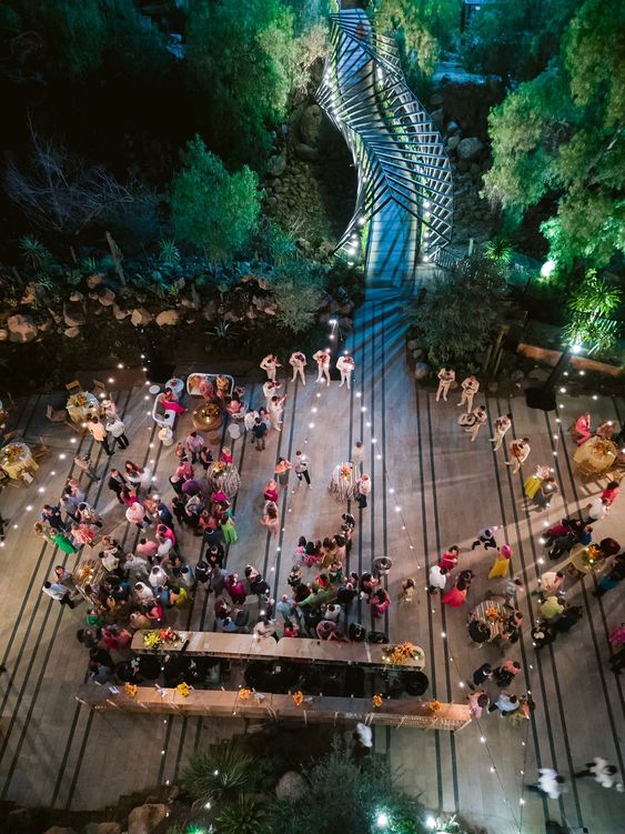 Entrega del ramo de novia en dron / Photo via Pinterest