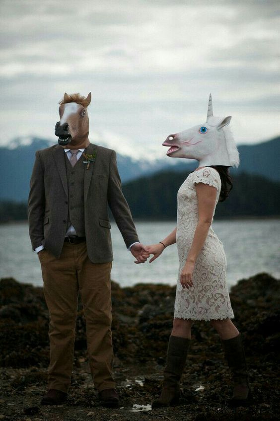 Novios con cabezas de animales / Photo via Pinterest