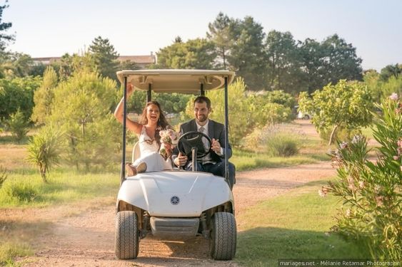 Llegada de novios al altar en carro de golf / Photo via Pinterest