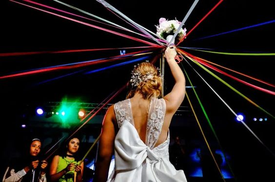 Juego de cintas con el ramo de novia / Photo via Pinterest