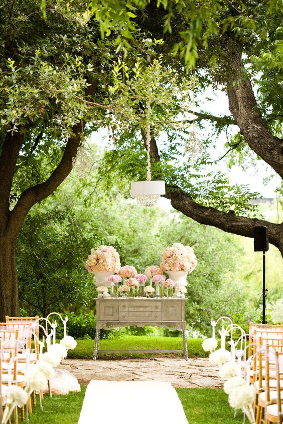 Altar con lámpara colgante / Photo via Pinterest