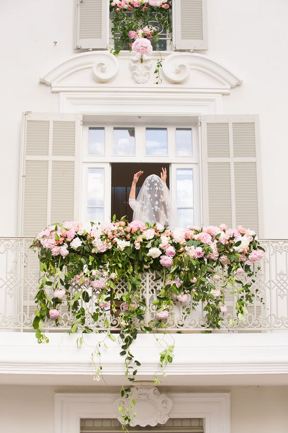 Lanzamiento del ramo de novia desde lo alto / Photo via Pinterest