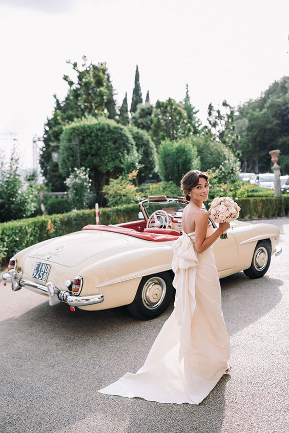 Novia con coche sin decoración / Photo via Pinterest