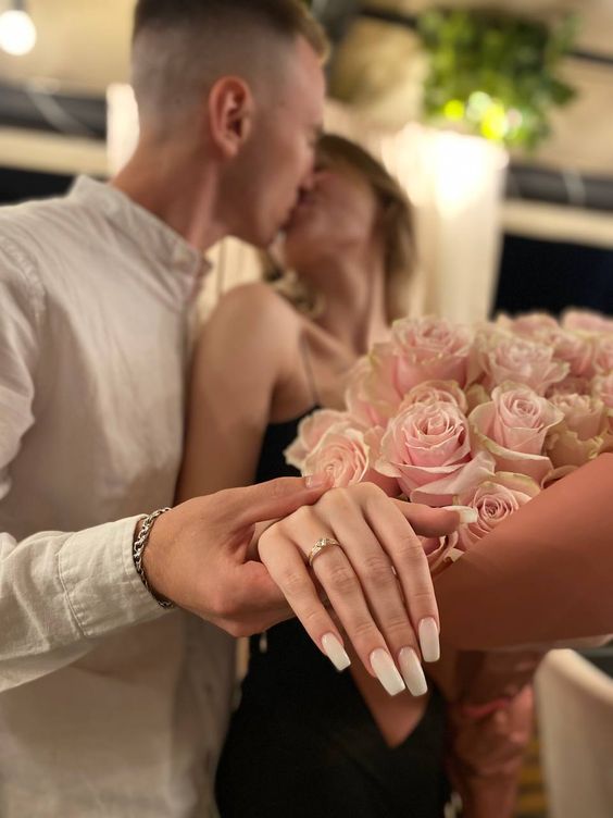 Pedida de mano con ramo de novia / Photo via Pinterest