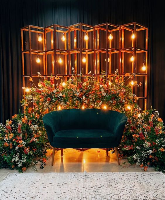 Photocall con flores y lámparas / Photo via Pinterest