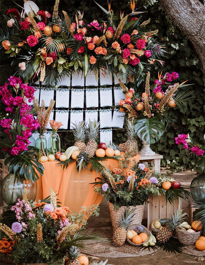 Vegetación y elementos por doquier entre los novios / Photo via @blancowhitefotografia