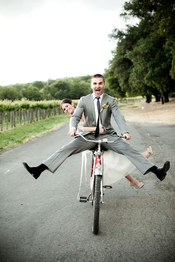 Llegada de novios al altar en tándem / Photo via Pinterest
