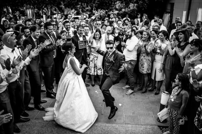 boda fuera de temporada en España Novios e invitados bailando / Photo via Frank Palace
