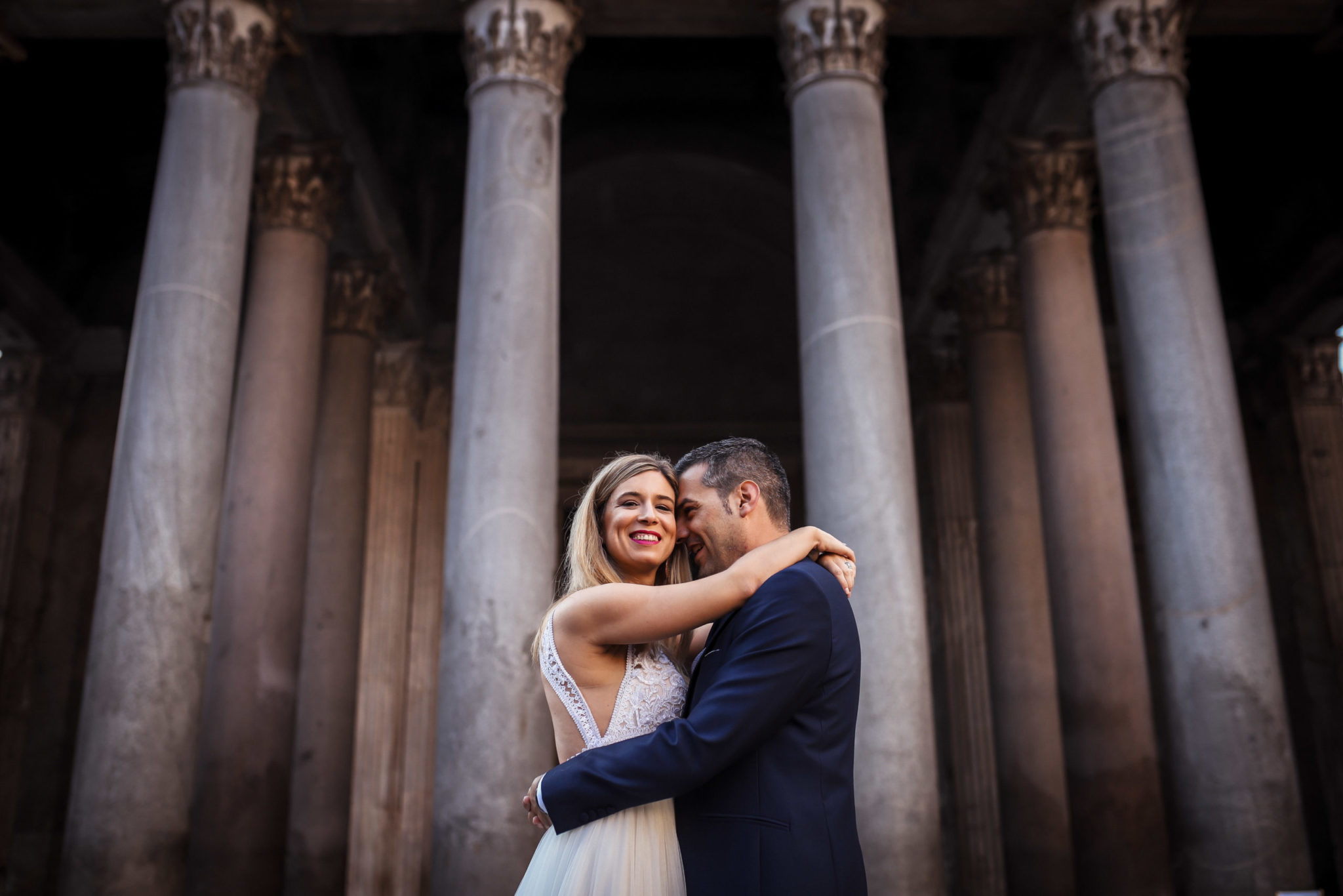 Novios ante un panteón / Photo via Frank Palace