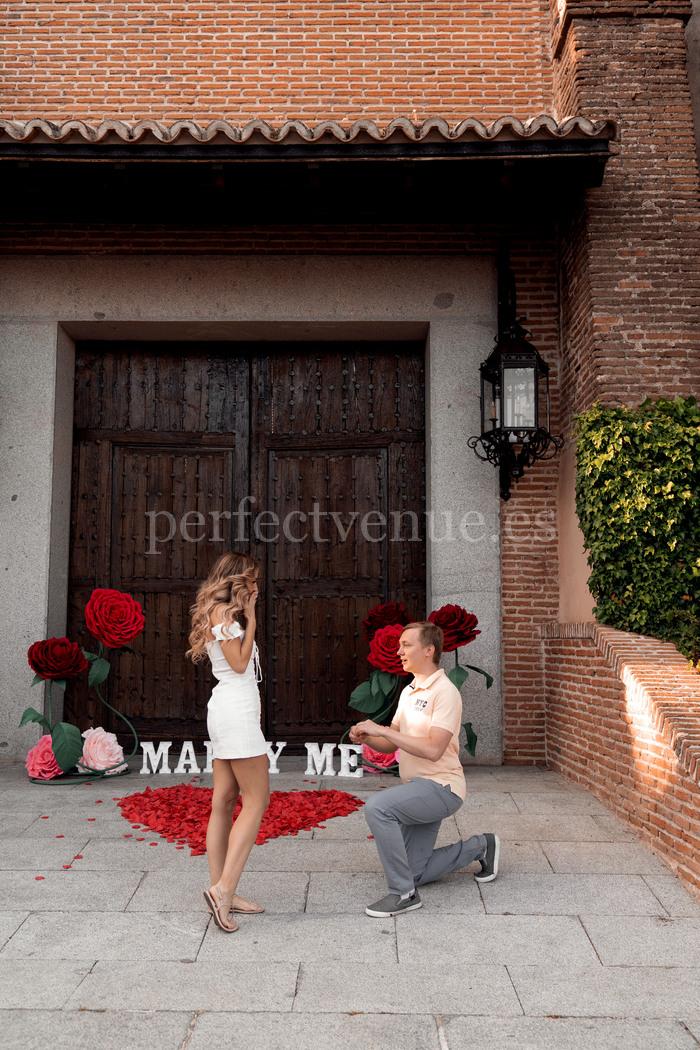 Pedida de mano sorpresa con flores XXL / Photo via Weddings and Events by Natalia Ortiz