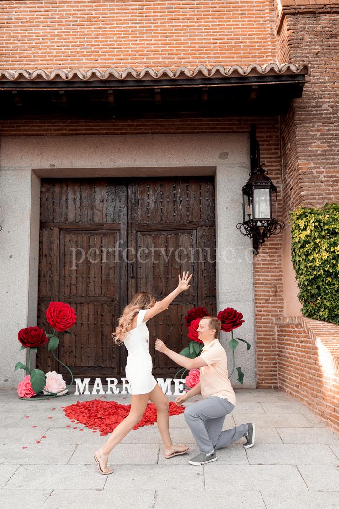 Pedida de mano sorpresa con flores XXL / Photo via Weddings and Events by Natalia Ortiz