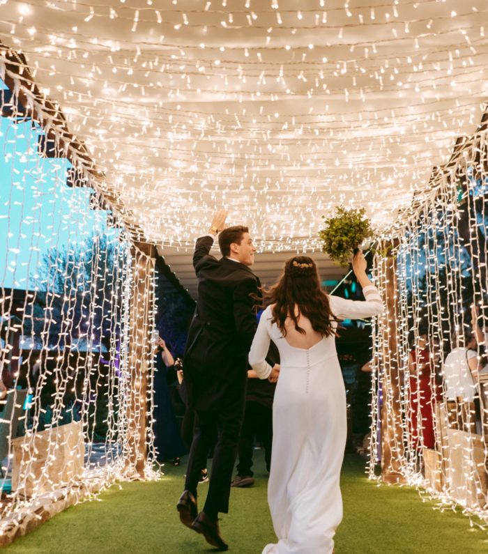 Túnel de luces / Photo via Azul y Malva Wedding Planner