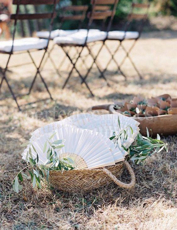 Abanicos para los invitados / Photo via Pinterest