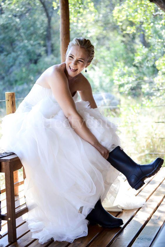 Novia con botas / Photo via Pinterest