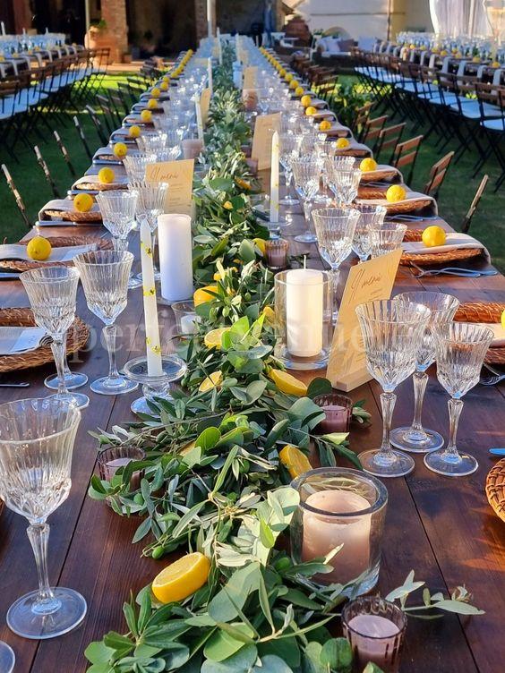 Banquete con velas de citronela / Photo via Pinterest