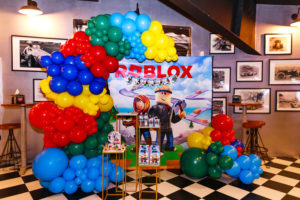Cumpleaños con temática Roblox / Photo via Weddings and Events by Natalia Ortiz