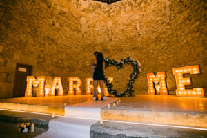 Wooden letters in Barcelona / Natalia Ortiz Events