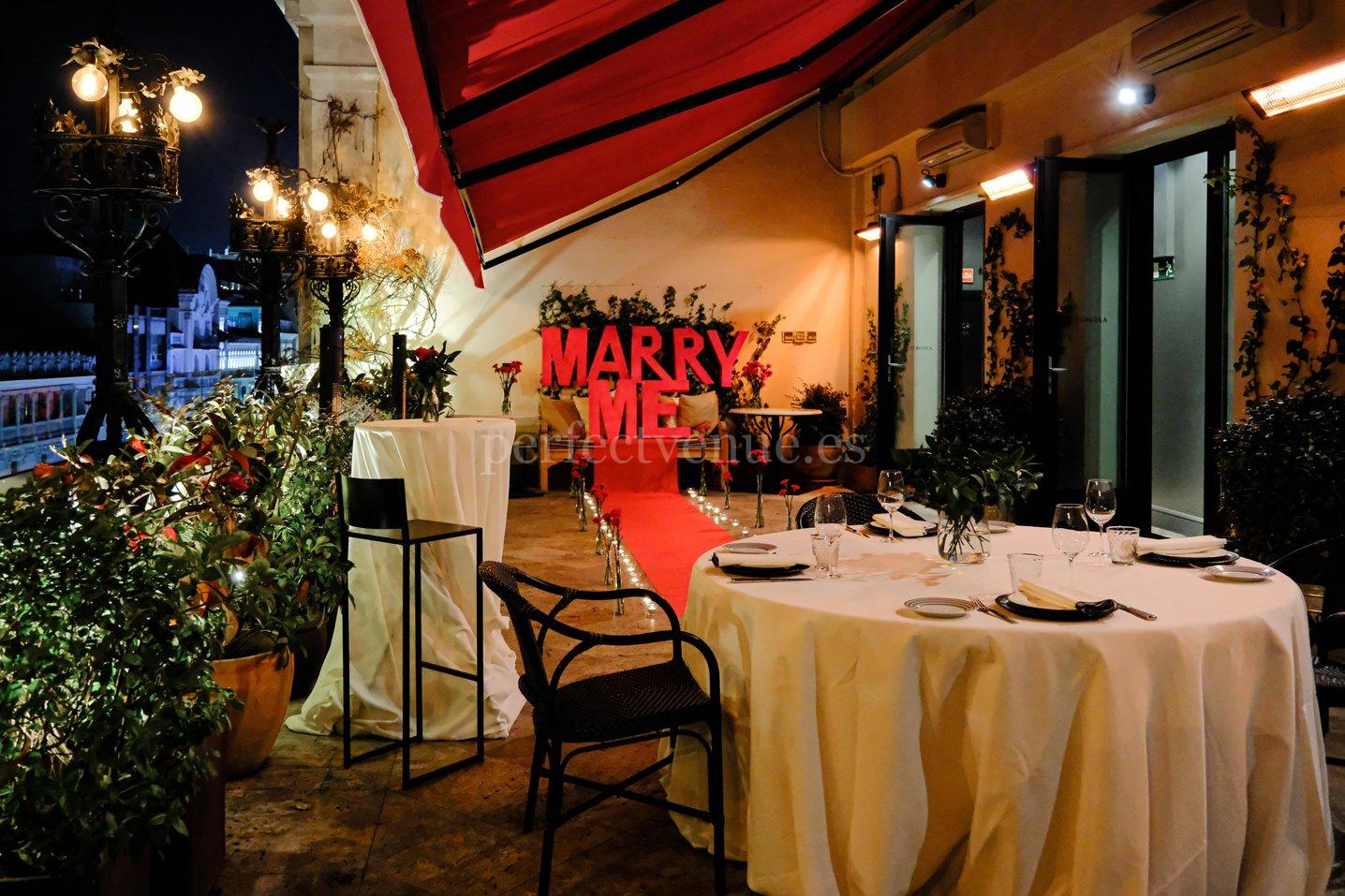 Pedida de mano en una azotea de Madrid / Weddings and Events by Natalia Ortiz