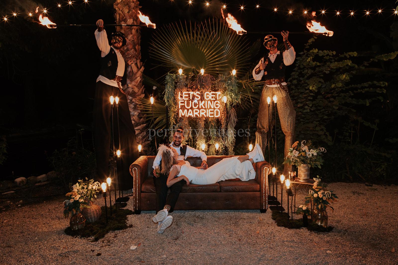 Photocall at the wedding in Gandía de Gara Seviila / Photo via Silvia Sánchez Photography