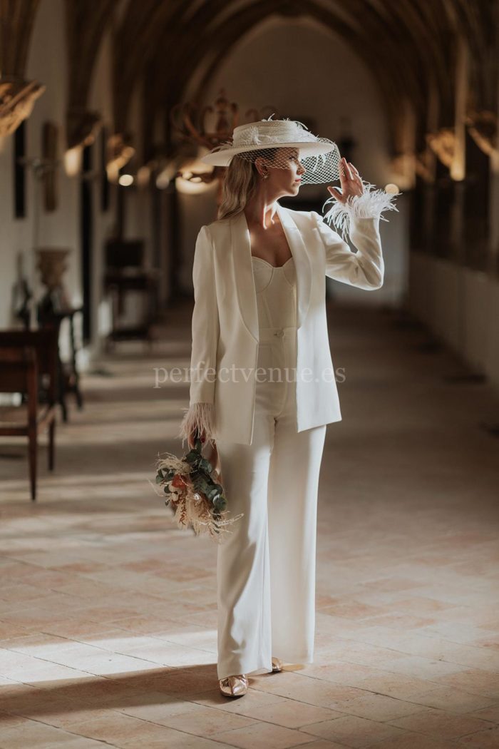 Gara Sevilla con traje de chaqueta/ Photo vía Silvia Sánchez Fotografía