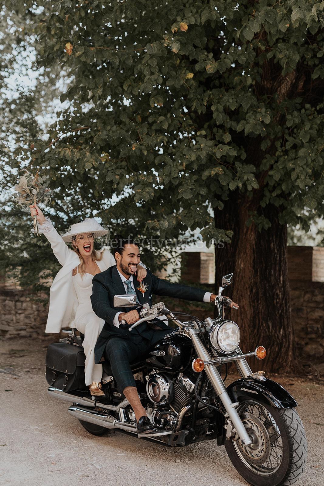 Triumphant entry by motorcycle / Photo via Silvia Sánchez Photography
