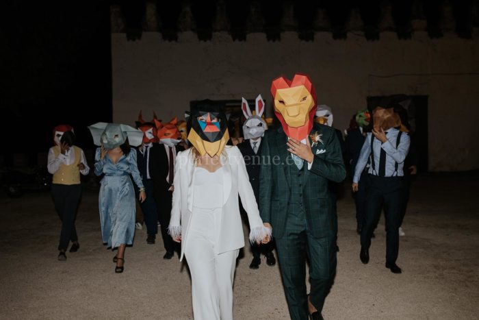 Invitados camuflados bajo cabezas de animales / Photo vía Silvia Sánchez Fotografía