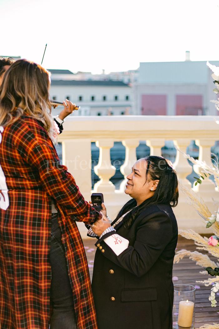 Pedida de mano LGTBI en un rooftop de Madrid / Weddings and Events by Natalia Ortiz