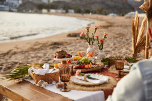 Pedida de mano con picnic en Gran Canaria / Photo via Weddings and Events by Natalia Ortiz
