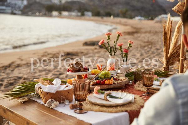Pedida de mano con picnic en Gran Canaria / Photo via Weddings and Events by Natalia Ortiz