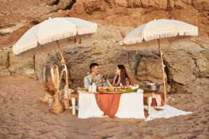 Pedida de mano con picnic en Gran Canaria / Photo via Weddings and Events by Natalia Ortiz